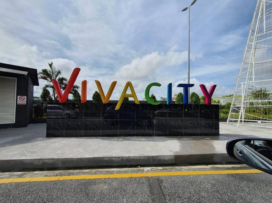 Appartamento Lovely Vivamall City View With 2 Card Lv10 Kuching Esterno foto