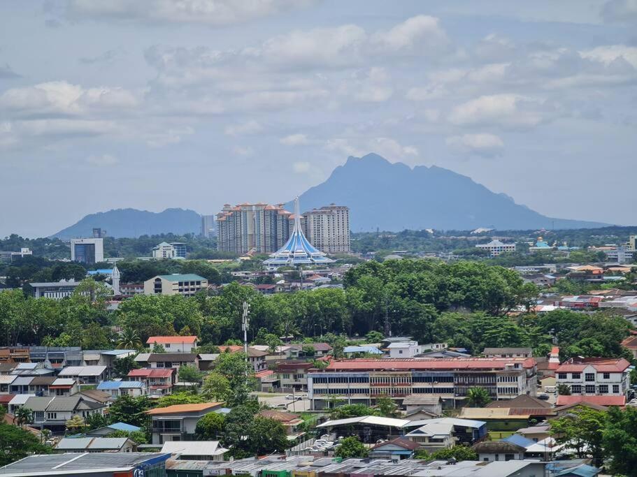 Appartamento Lovely Vivamall City View With 2 Card Lv10 Kuching Esterno foto