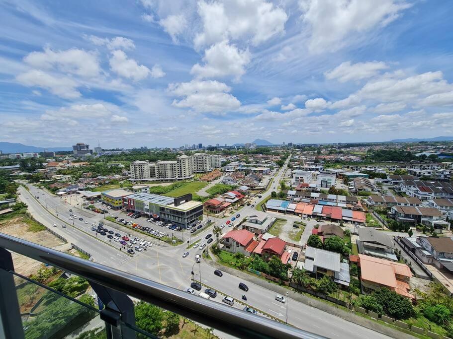 Appartamento Lovely Vivamall City View With 2 Card Lv10 Kuching Esterno foto